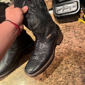 Black boots de piton size 9 barely been used